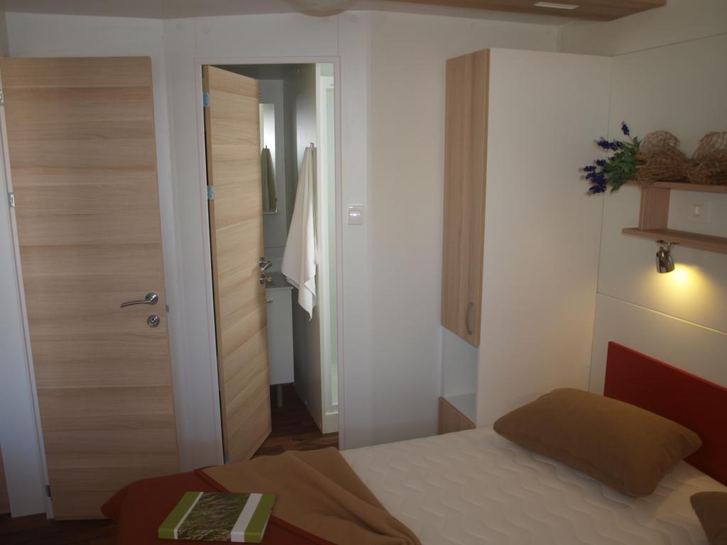 Camping Adria Mobile Home Park Umago Quarto foto