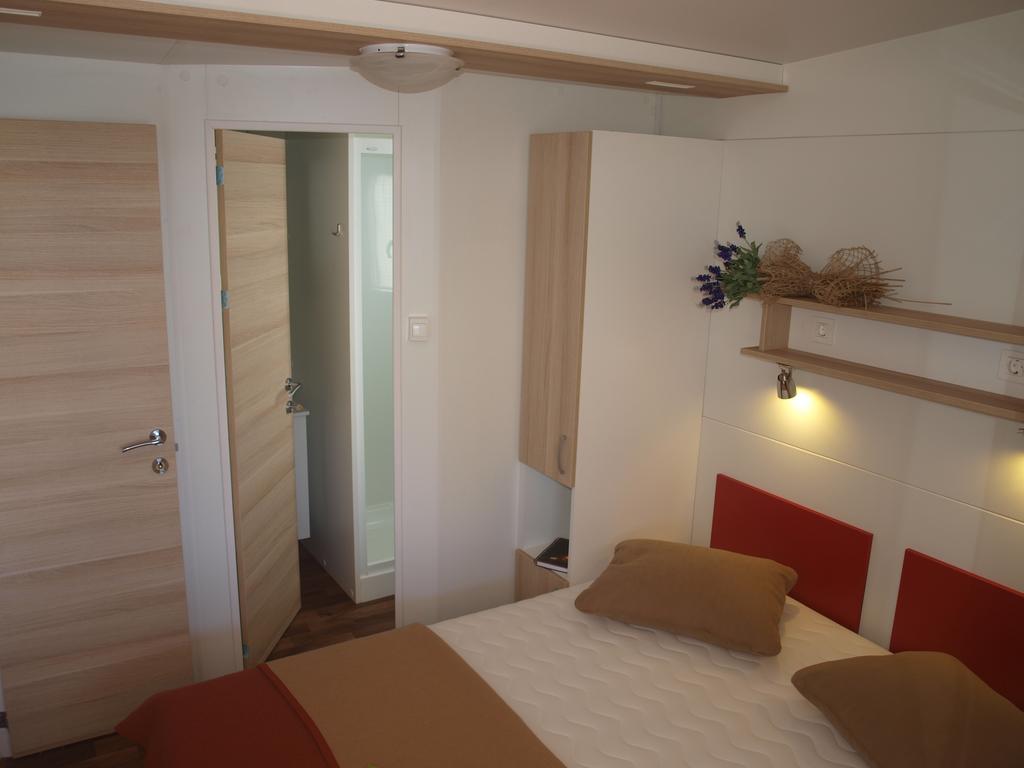 Camping Adria Mobile Home Park Umago Quarto foto