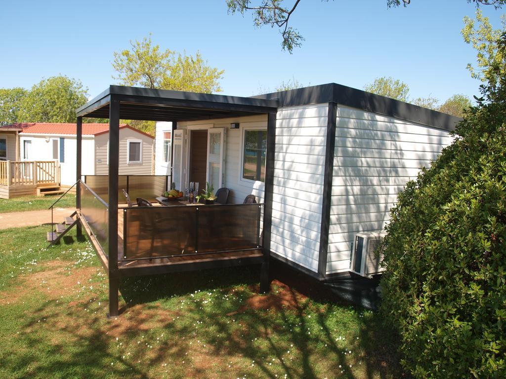 Camping Adria Mobile Home Park Umago Quarto foto