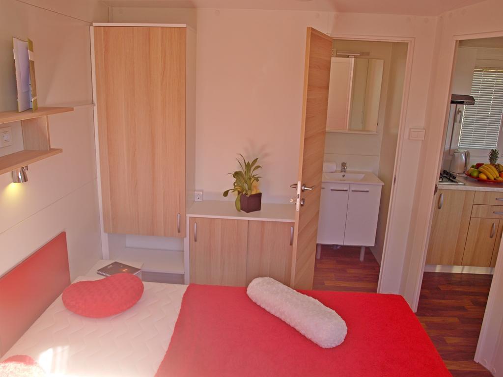 Camping Adria Mobile Home Park Umago Quarto foto