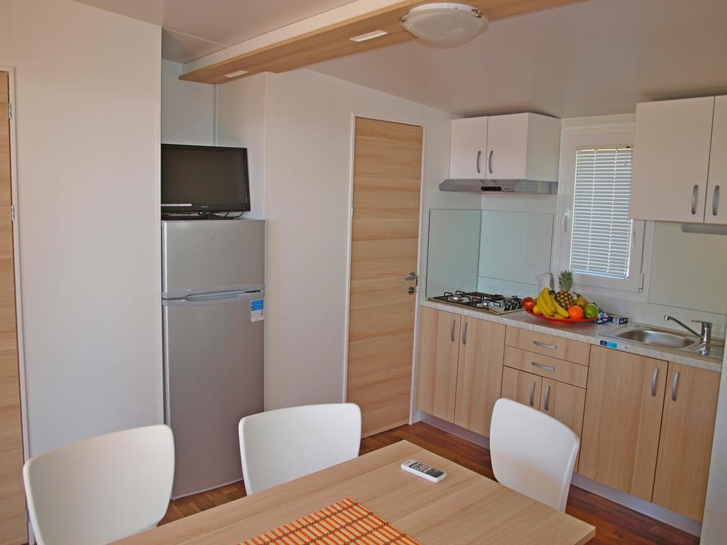 Camping Adria Mobile Home Park Umago Quarto foto
