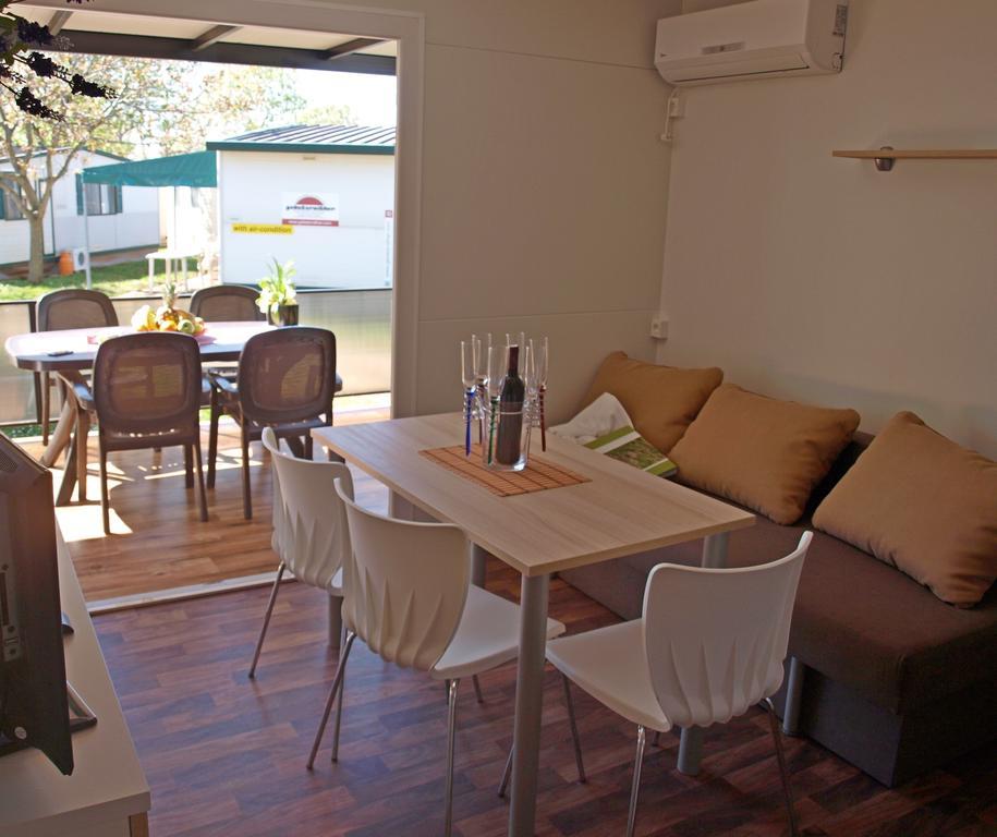 Camping Adria Mobile Home Park Umago Quarto foto